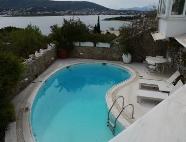 2,3 εκ. ευρώ ζητούν οι κόρες της Ζωής Λάσκαρη για την υπερπολυτελή βίλα στο Πόρτο Ράφτη!